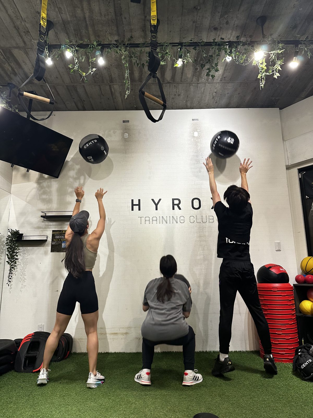 HYROX初心者クラスでウォールボール（メディシンボール）の動作を練習する参加者
